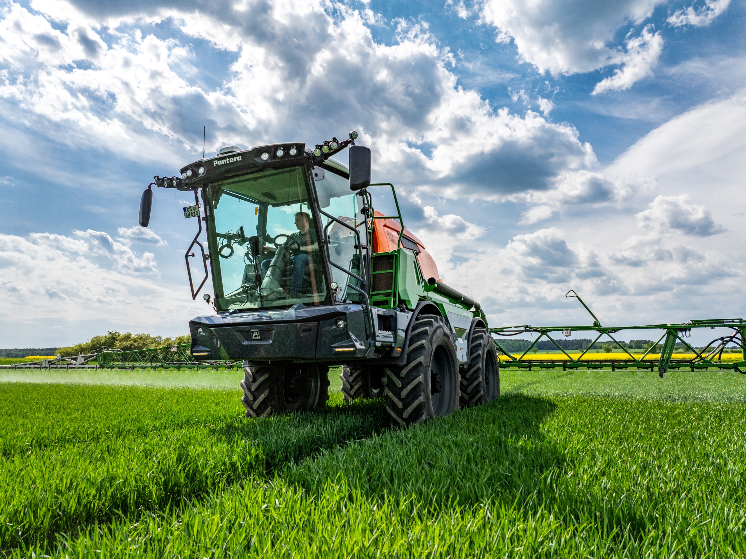 AMAZONE Pantera 4504 zelfrijdende veldspuit in het veld