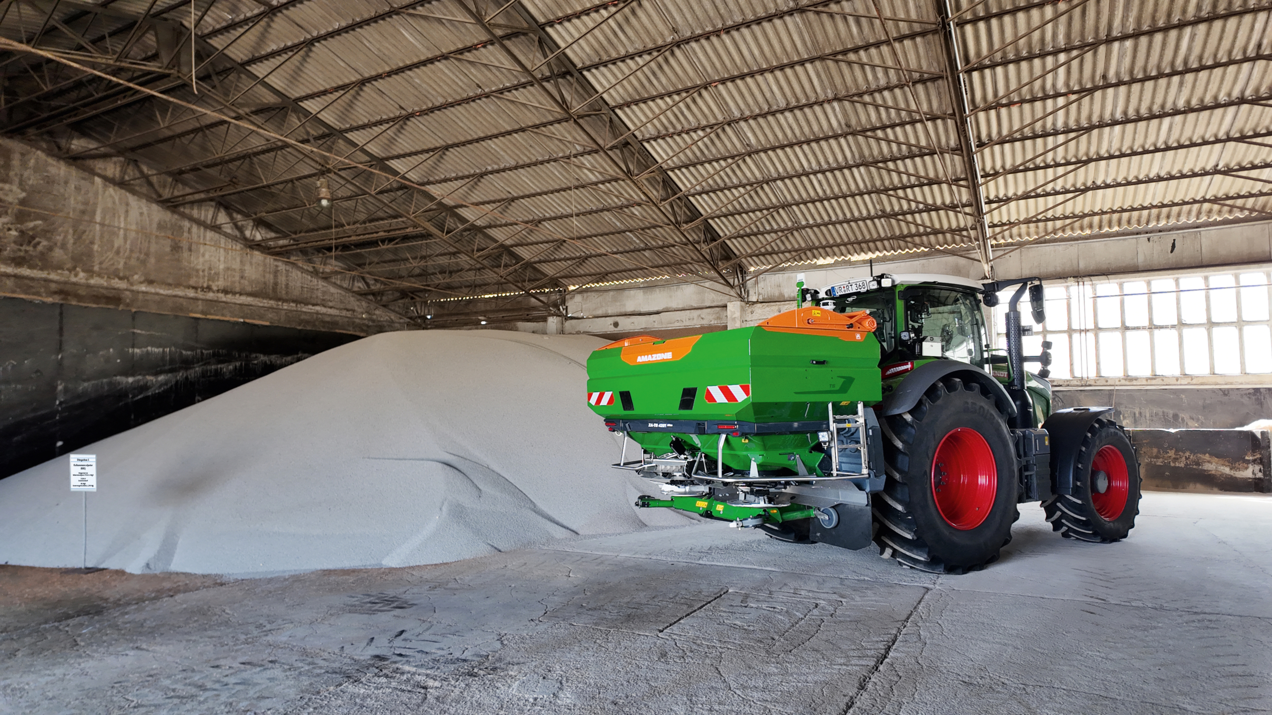 AMAZONE ZA-TS 01 AutoSpread bij kunstmestopslag achter een Fendt trekker
