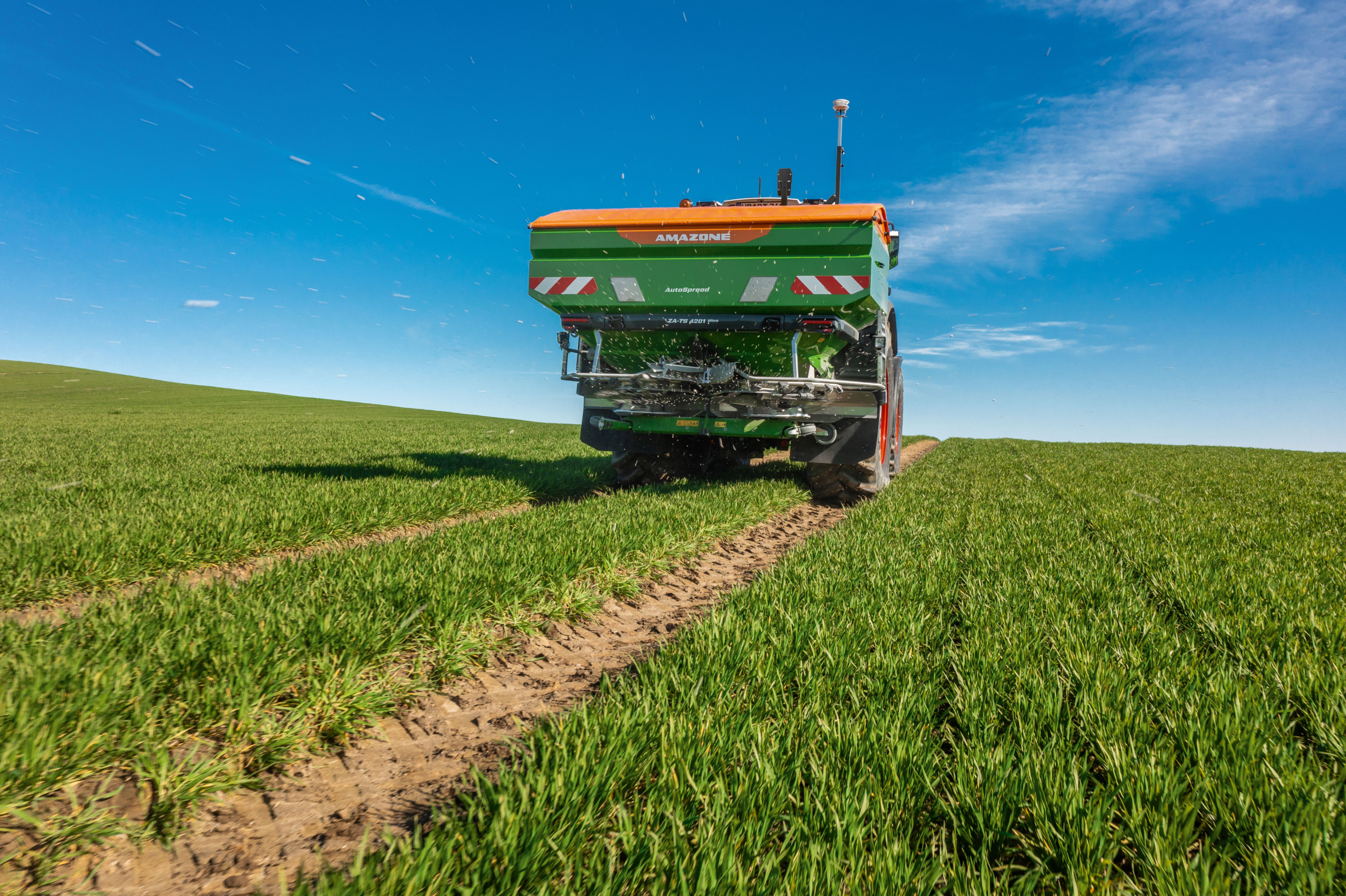 AMAZONE ZA-TS 01 AutoSpread aan het werk in het veld