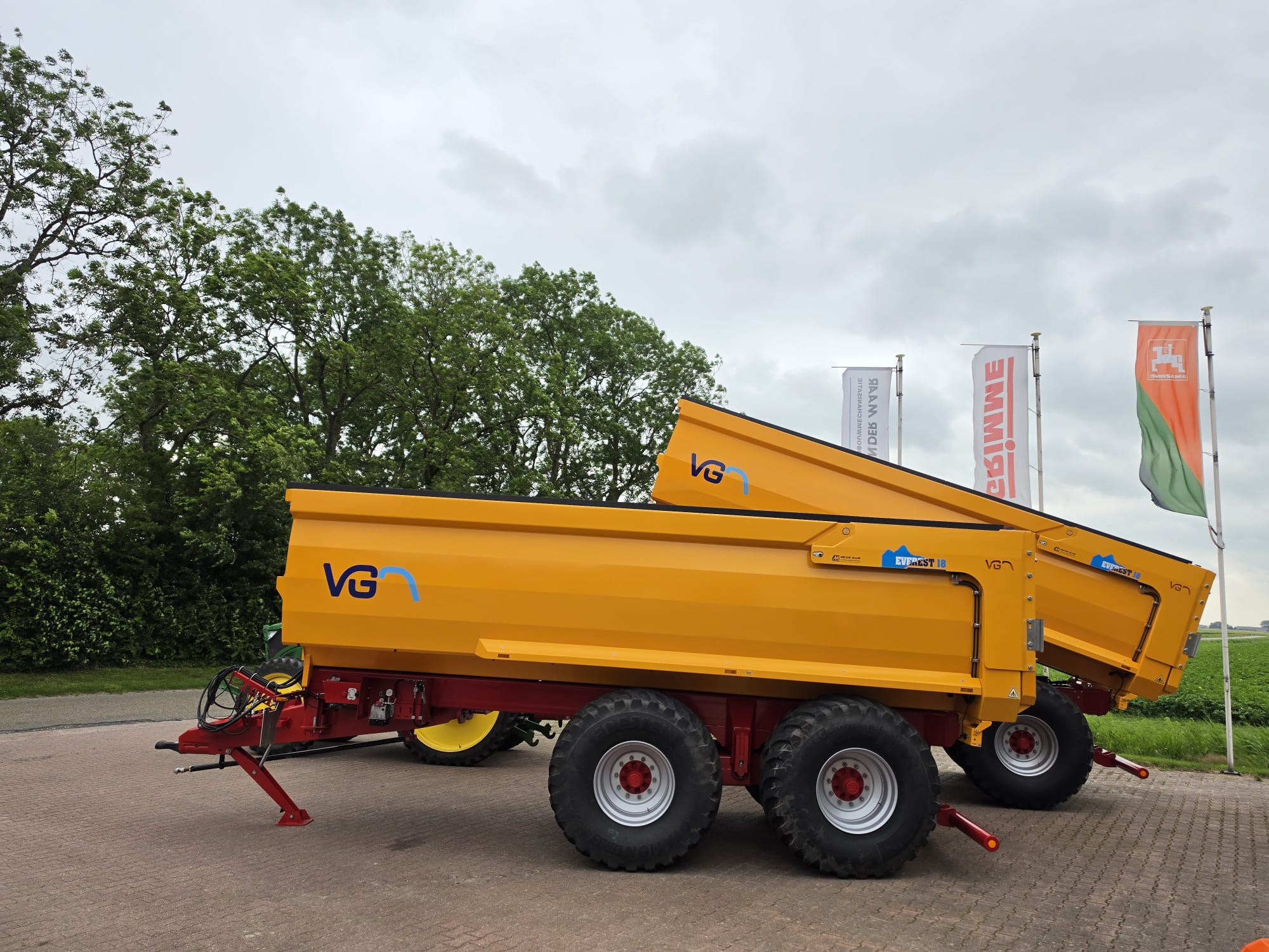 Twee VGM Everest 18 kiepwagens bij Van der Maar
