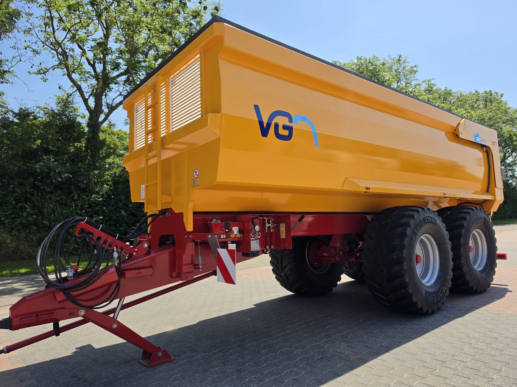 VGM Everest 18 kiepwagen achter John Deere trekker